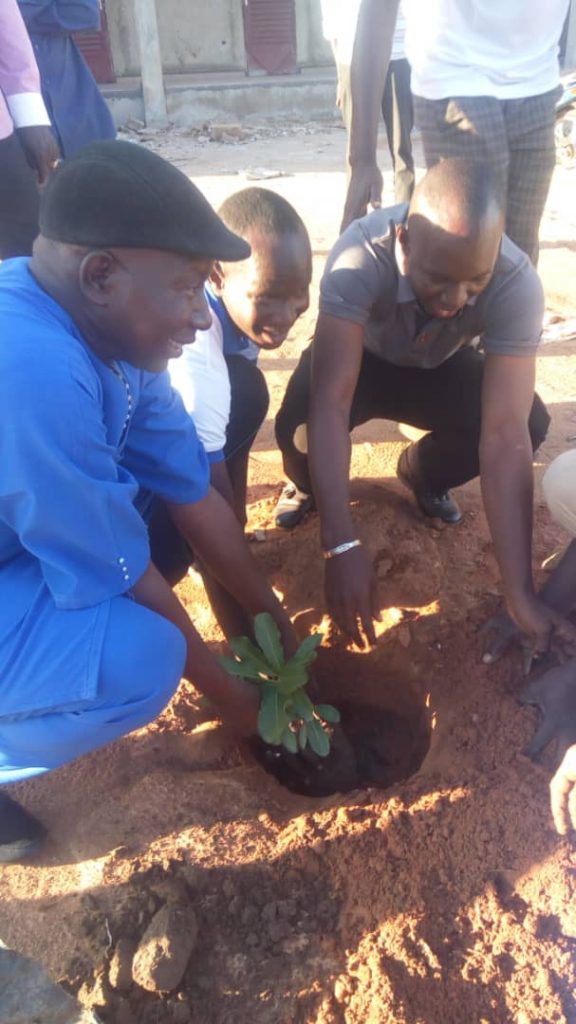 Séance de plantation d'arble par les autorités locales