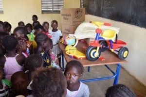 Enfants-appreciant-jouets-Koulikoro