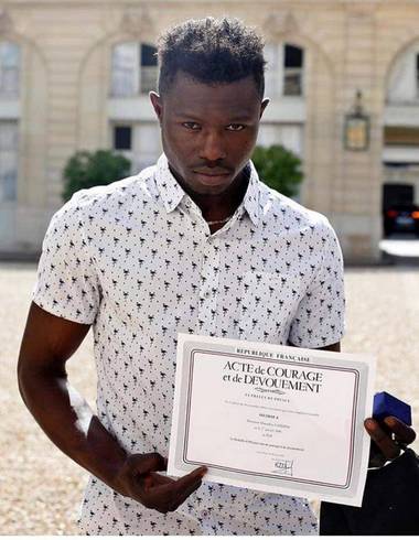 Mamoudou-Gassama-immigrant-malien-attestation