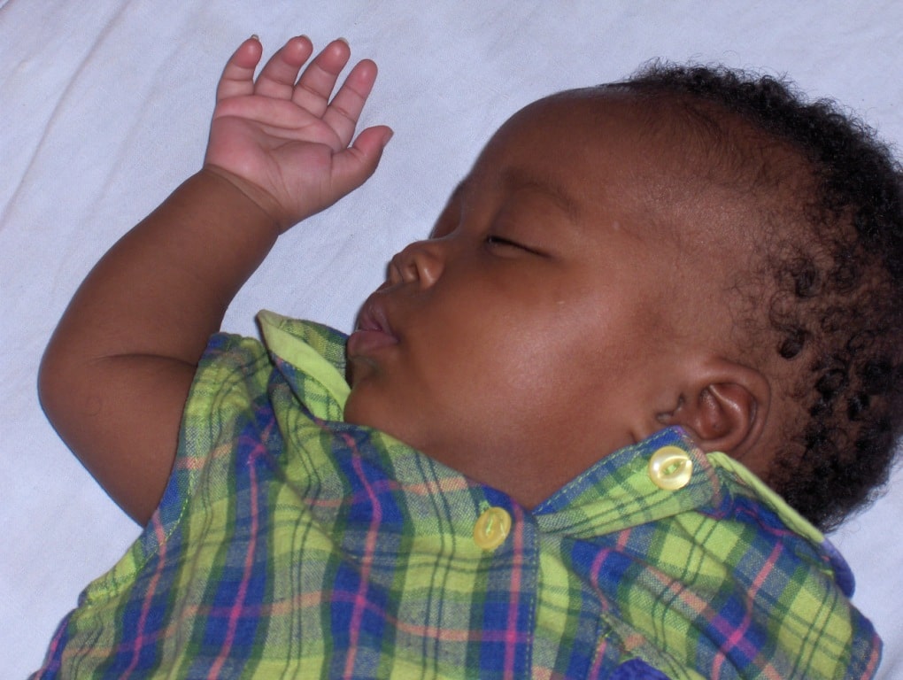 bebe-enfant-nouveau-née-jeter-sauve-abandonne-endormie