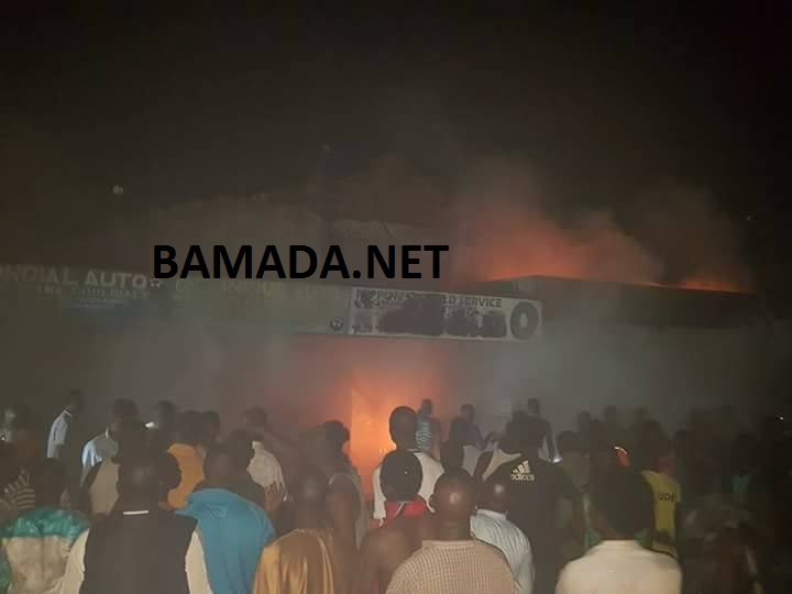 calcine-incendie-flamme-grand-marche-bamako-foule