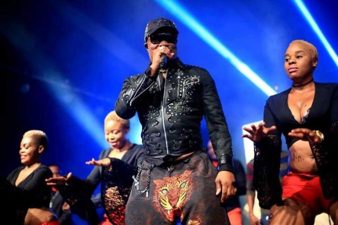 koffi-olomide-artiste-chanteur-scene-danseuse-rumba-congolaise