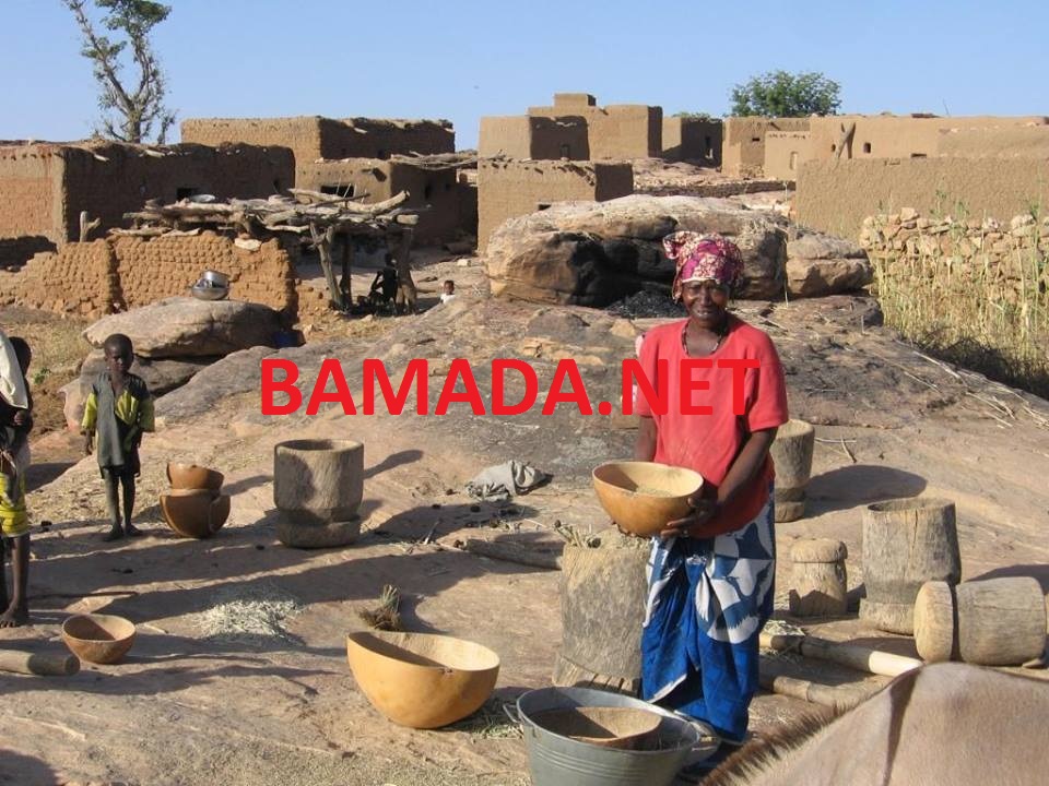 ville-pays-dogon-sangha-femme-bandiagara