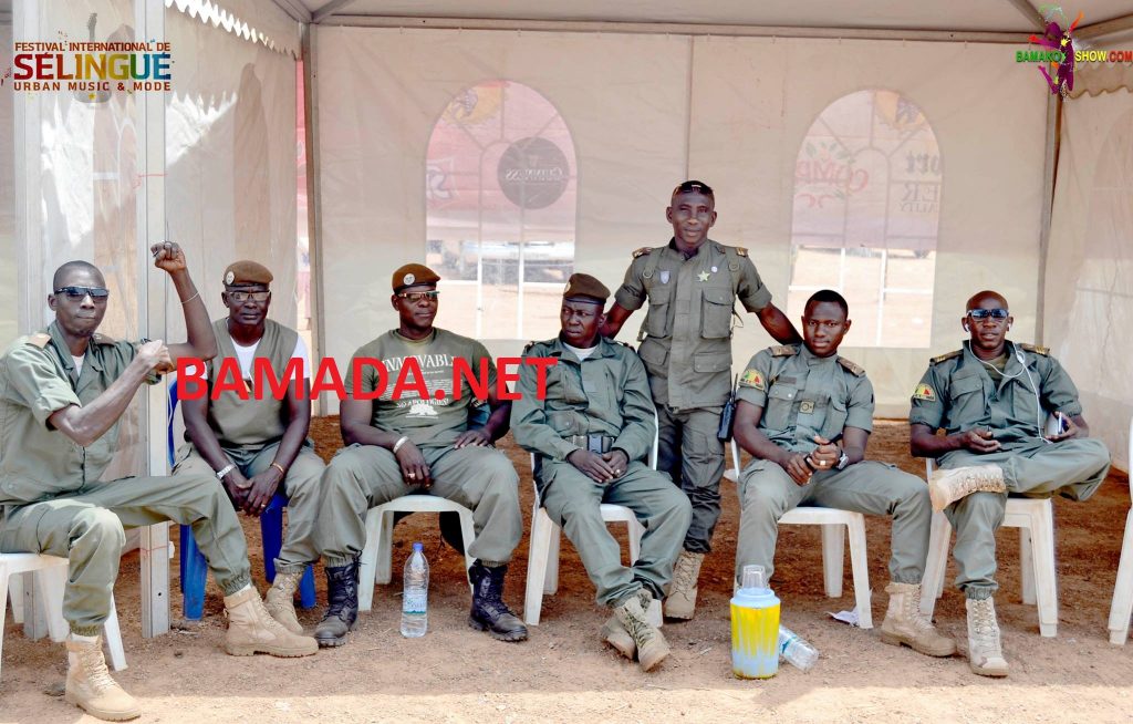 force-matient-ordre-securite-police-garde-gendarme-armee-militaire-soldat-malien-grin-position-assise-the-1024x654