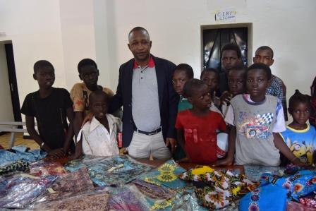 Eli-Dirra-maire-Koulikoro-enfants-don-Habits-Hamadiya