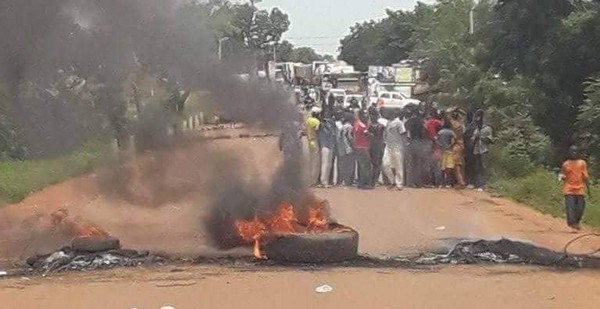 barricade-route-population-manifestation-mecontentement-jeunesse-foule-pneu-brule-kolokani