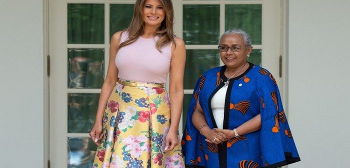 1581031-melania-trump-pose-avec-margaret-700x336