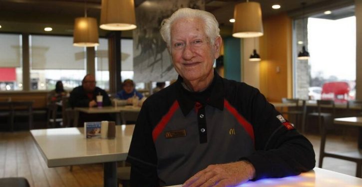 A-85-ans-cet-homme-est-obligé-de-travailler-chez-McDonald’s-pour-s’occuper-de-ses-deux-petits-fils-handicapés-725x375