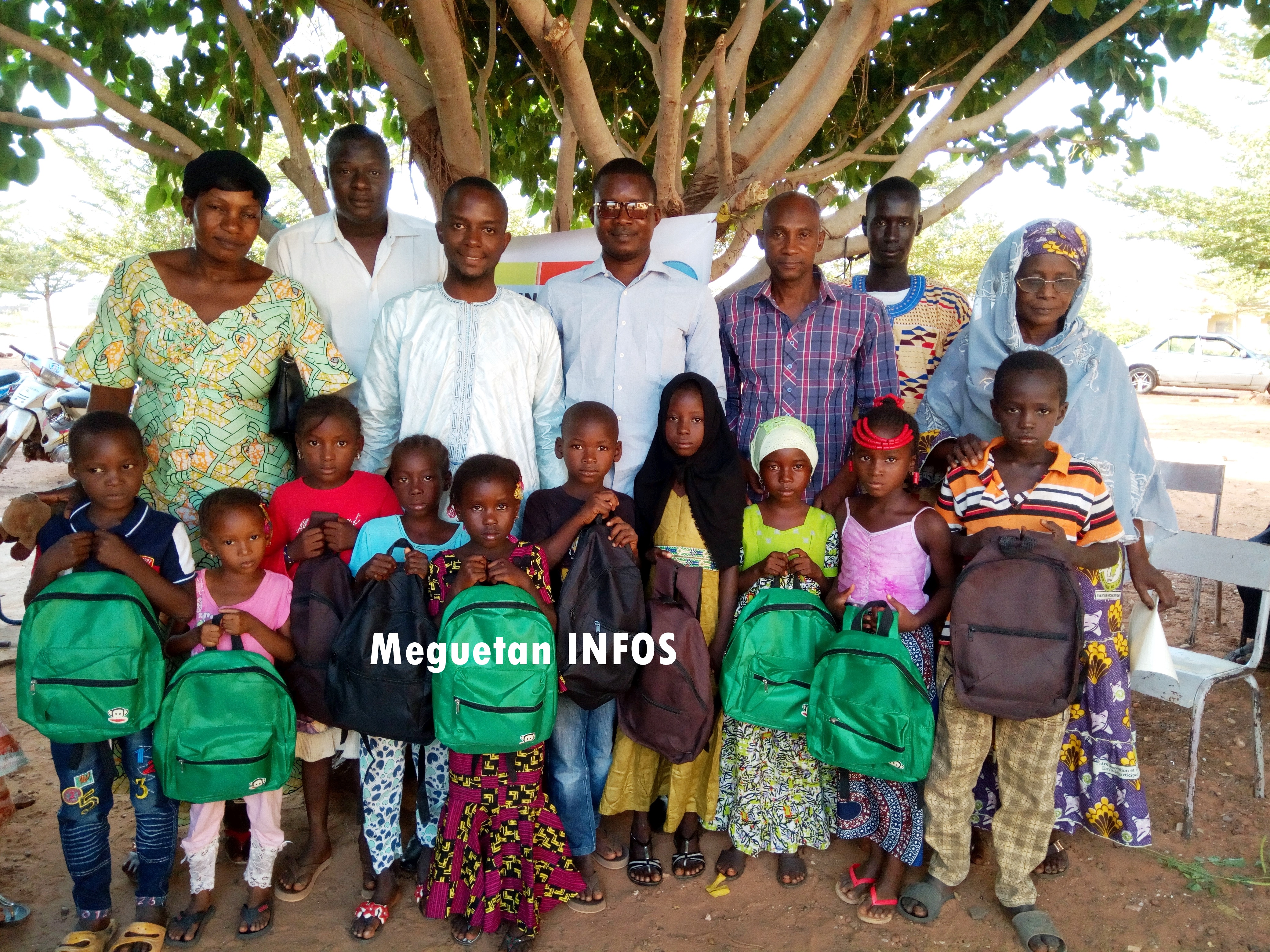 Photo-famille-cérémonie-don-kit-scolaire-Koulikoro