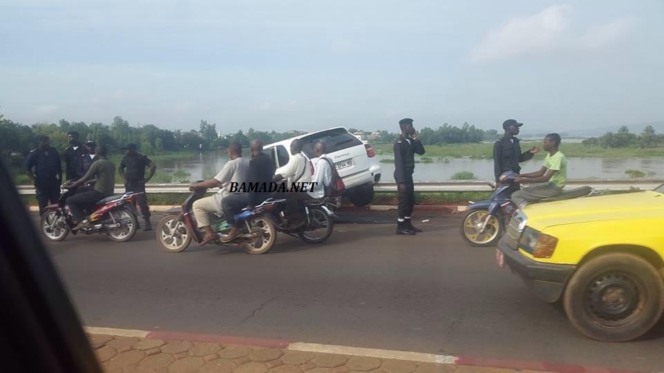 accident-circulation-choc-vehicule-voiture-pont-fahd-agent-securite-police-nationale-mali