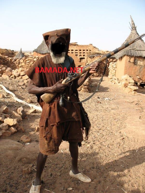 chasseur-dosso-fusil-traditionnel-village-dogon