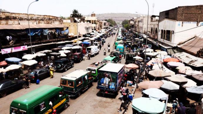 embouteillage-circulation-transport-commun-voiture-vehicule-sotrama-bamako-centre-ville