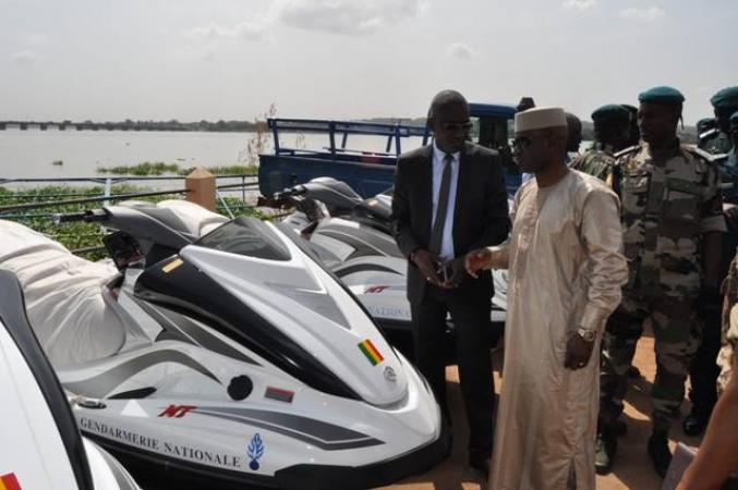 general-salif-traore-ministre-securite-protection-civile-remise-bateaux-jets-ski