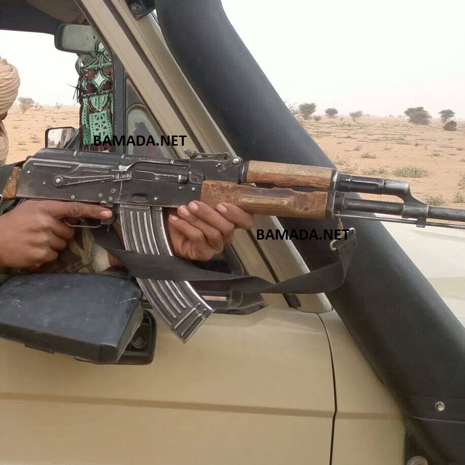 rebelle-mnla-touareg-bandis-armee-combattant-fusillade-pistolet-kalachnikov-azawad-ville-nord-mali-gao-tombouctou-kidal