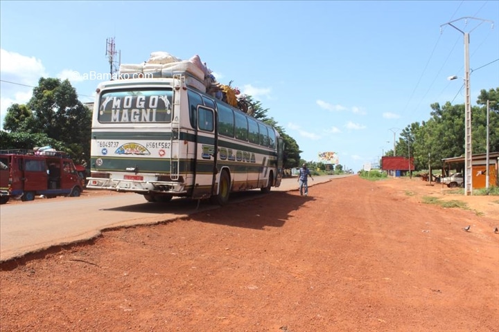 transport-commun-bus-car-voiture-vehicule-mogo-magni-goudron-degrade-voyage-troncon-route