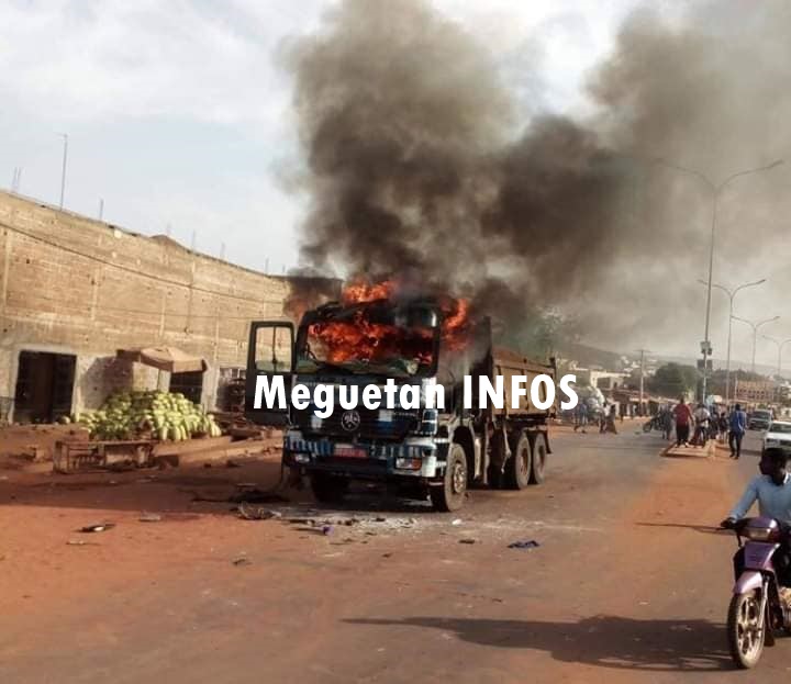 Camion-benne-incendié-flamme-Moribabougou