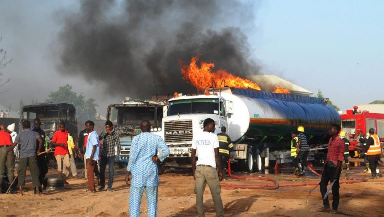 incendie-citerne-essence-camion-flamme-station-768x434