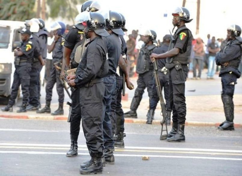policiers-senegalais-font-face-a-des-manifestants-le-31-janvier-2012-a-dakar