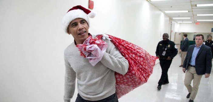 178dca14d162c6e763eba2b71d4f874f-barack-obama-deguise-en-pere-noel-distribue-des-cadeaux-aux-enfants-malades-702x336