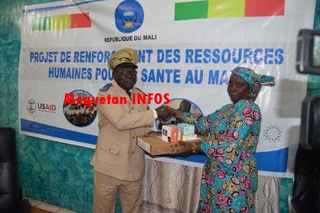 Plus de 7 millions de F CFA, c’est le coût de matériels informatiques attribué ce matin aux chargés des ressources humaines et leur appui de 5 districts sanitaires de la région de Koulikoro. Cette dotation entre dans le cadre du renforcement de compétences et les capacités des agents chargés de la ressources humaines sur l’utilisation et la mise en jours des bases de données du logiciel intitulé SI-GRH. Les lots de matériel sont composés chacun d’un ordinateur portable, un appareil photo, un disque dure extrême, et un modem de connexion internet. C’est un financement de l’USAID à travers le projet Ressources humaine. La cérémonie a eu lieu dans la salle de conférence du conseil régional de Koulikoro sous la présidence du directeur de cabinet du gouverneur de la région Mr Sékou Samaké. A ses côtés il a été noté la présence du représentant du conseil régional Boubacar Massa, la directrice régionale de la promotion de la femme de l’enfant et de la famille de Koulikoro Mme Bocoum Awa Guindo, le directeur national des ressources humaines du développement social et de la promotion de la femme de l’enfant et de la famille Etienne Coulibaly, la directrice du projet USAID RHR, le représentant de la direction régionale de la santé et plus d’une trentaine de participants venant des différents districts sanitaires de la région. La cérémonie fait suite à 5 jour d’atelier de formation sur le renforcement de capacités et de compétences des agents chargés de la gestion des ressources humaines et leur appuis dans l’utilisation et la mise en jour des bases données à travers la maitrise du logiciel de gestion dénommé SI-GHR. Dans son discours le directeur de cabinet du gouverneur a signalé toute l’importance de cette dotation de matériel informatique et le renforcement de capacités du personnel sanitaire de la région : « l’amélioration de l’état de santé des populations nécessite la disponibilité des services et leur offre par les prestataires qualifiés en quantité. Ces prestataires doivent être répartis de façon équitable à tous les niveaux de la pyramide sanitaires » a-t-il signalé. Le directeur national des ressources humaines quant à lui a développé le sens élevé des nouvelles technologies dans la gestion des ressources humaines : « il faut compter avec les technologies et l’information pour atteindre les objectifs du développement durable ». Pour Dr jeanne Téssougué directrice du projet USAID/Projet Ressource Humaines santé, la mise en disposition de personnel de santé qualifiés et en nombre suffisant se révèle être un facteur incontournable pour la réalisation des objectifs ambitieux de couverture sanitaire universelle. Le clou de l’évènement a été la remise du matériel aux 5 districts sanitaires de la région. L’honneur a été donné au directeur de cabinet du gouverneur de la région, le représentant du conseil régional, à la directrice régionale de la promotion de la femme, le directeur des ressources humaine et autres de remettre les ordinateurs et accessoires aux bénéficiaires. Le représentant des bénéficiaires a promis aux autorités de faire bon usages de ces matériels, mais aussi de s’en servir pour rendre service dans les localités respectives. Nayté