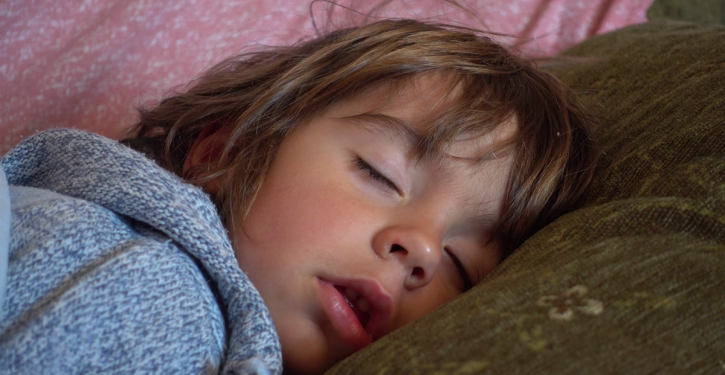 Un-medecin-met-en-garde-les-parents-des-enfants-qui-respirent-par-la-bouche-en-dormant-725x375