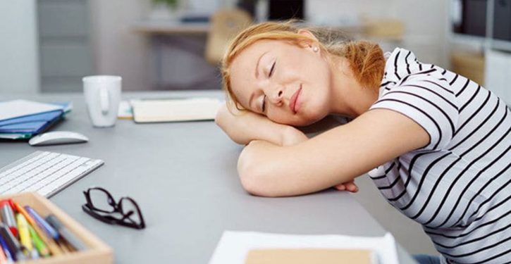 les-femmes-devraient-etre-autorisees-a-faire-la-sieste-au-travail-pour-augmenter-leur-productivite-725x375