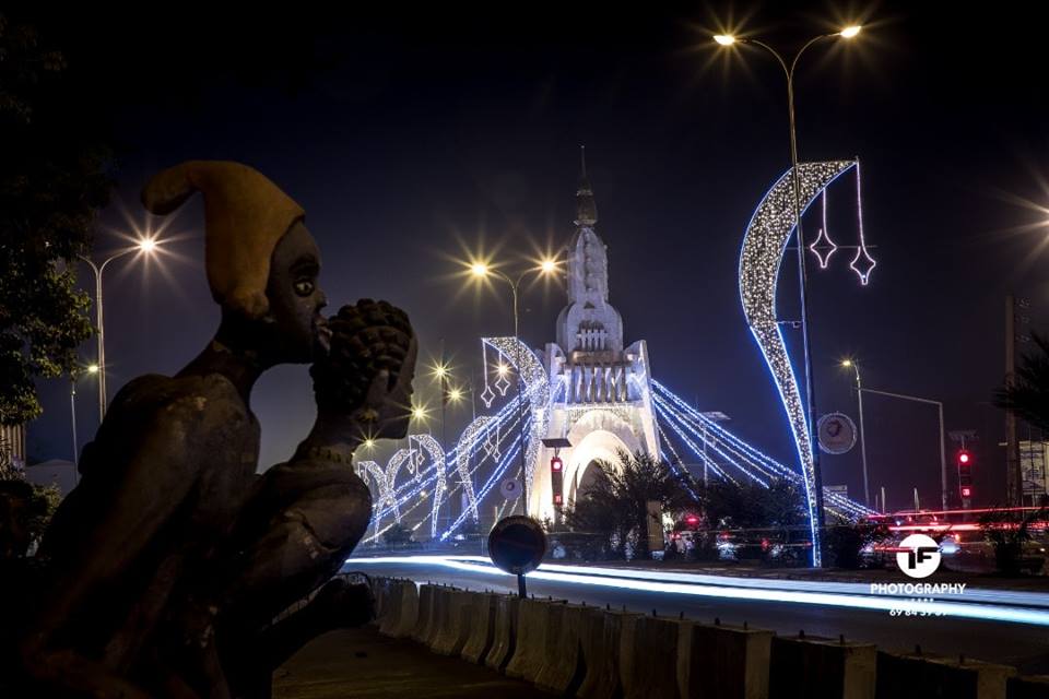 statue-monument-jeu-lumiere-coquette-belle-beau-capital-ville-bamako-maliba-fete-veille-fin-annee-noel-independance