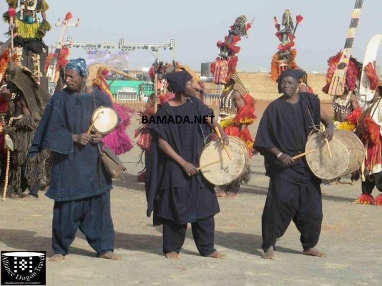 festival-djina-Ginna-dogon-badiangara-sangha-traditionnelle-masque-bogolan-chasseur-donso-768x576