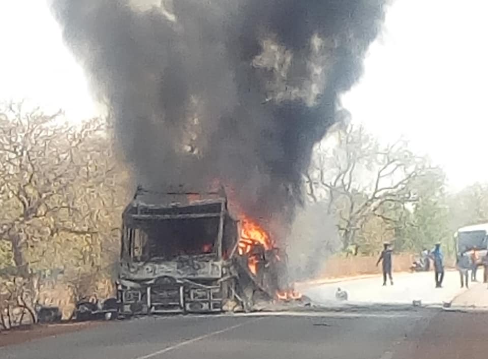 accident-feux-voiture-bus-transport-explosion