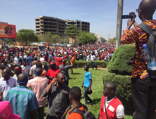 marche-manifestation-enseignant-syndicat-revendication-synefct-fenarec-parent-eleve-ecole-foule