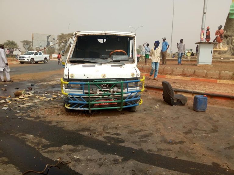 accident-car-voiture-remorque-choc-transport-commun-bus-vehicule-renverse-segou-route-768x576