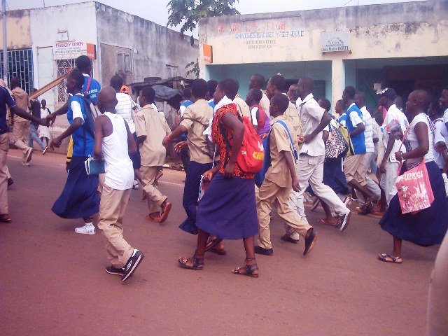 des-élèves-sur-la-rue-principale-dAbengourou