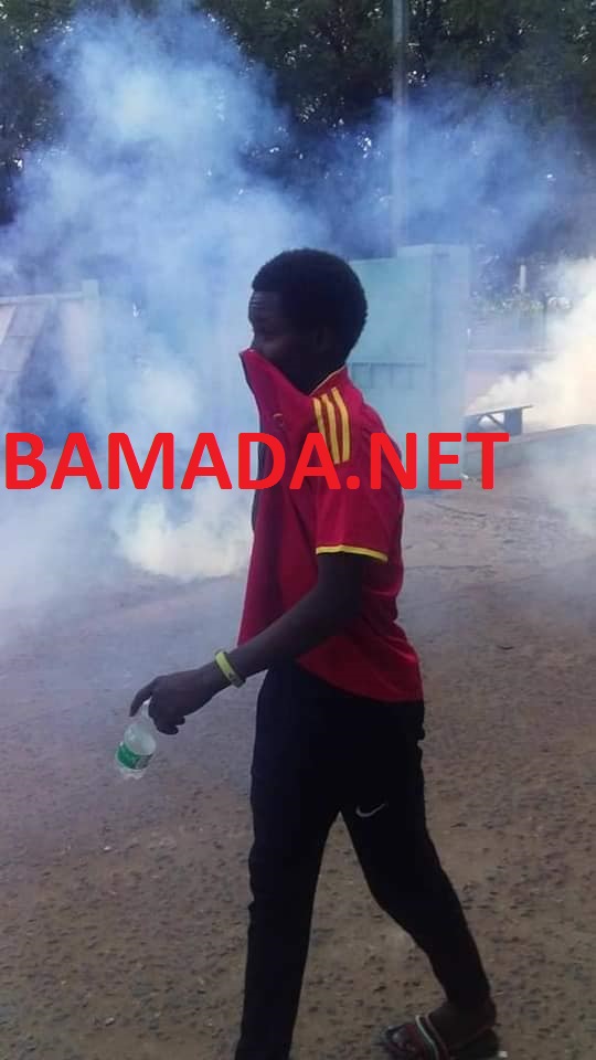police-marche-repression-manifestation-bavure-gaz-lacrymogene-foule-depute-elu-assemblee-nationale-malienne-opposition