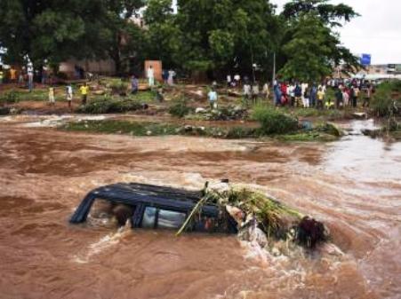 veehicule-flost-eaux-pluies-inondations-bamako
