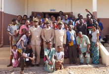 Photo de famille du gouverneur au centre avec la troupe