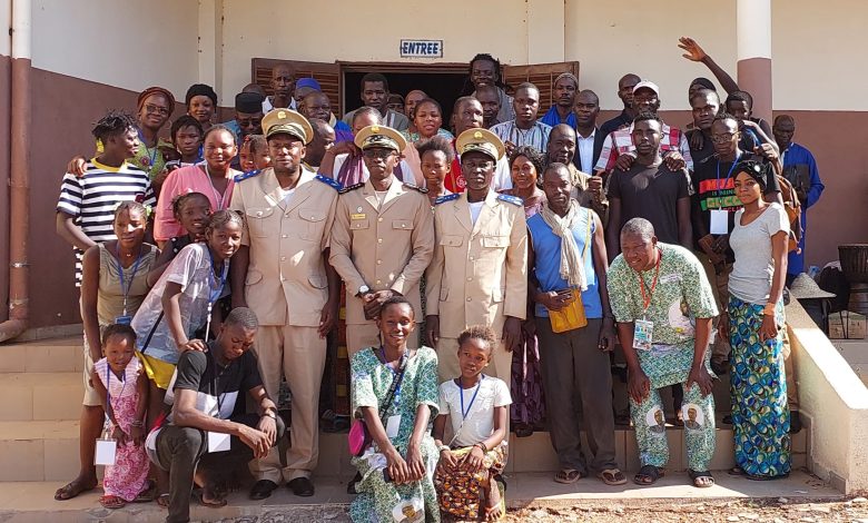 Photo de famille du gouverneur au centre avec la troupe