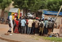 un tel entassement de la jeunesse autour des centres d'enregistrement reste dubitativement lié à l’explosion du chômage dans le pays.