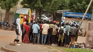 un tel entassement de la jeunesse autour des centres d'enregistrement reste dubitativement lié à l’explosion du chômage dans le pays.