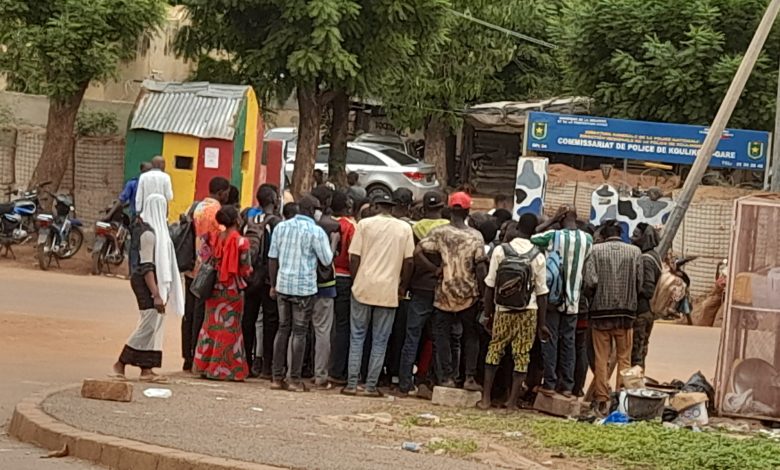 un tel entassement de la jeunesse autour des centres d'enregistrement reste dubitativement lié à l’explosion du chômage dans le pays.